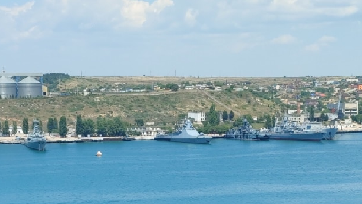 В окупованому Севастополі залишаються чотири з тринадцяти російських кораблів-носіїв крилатих ракет «Калібр»